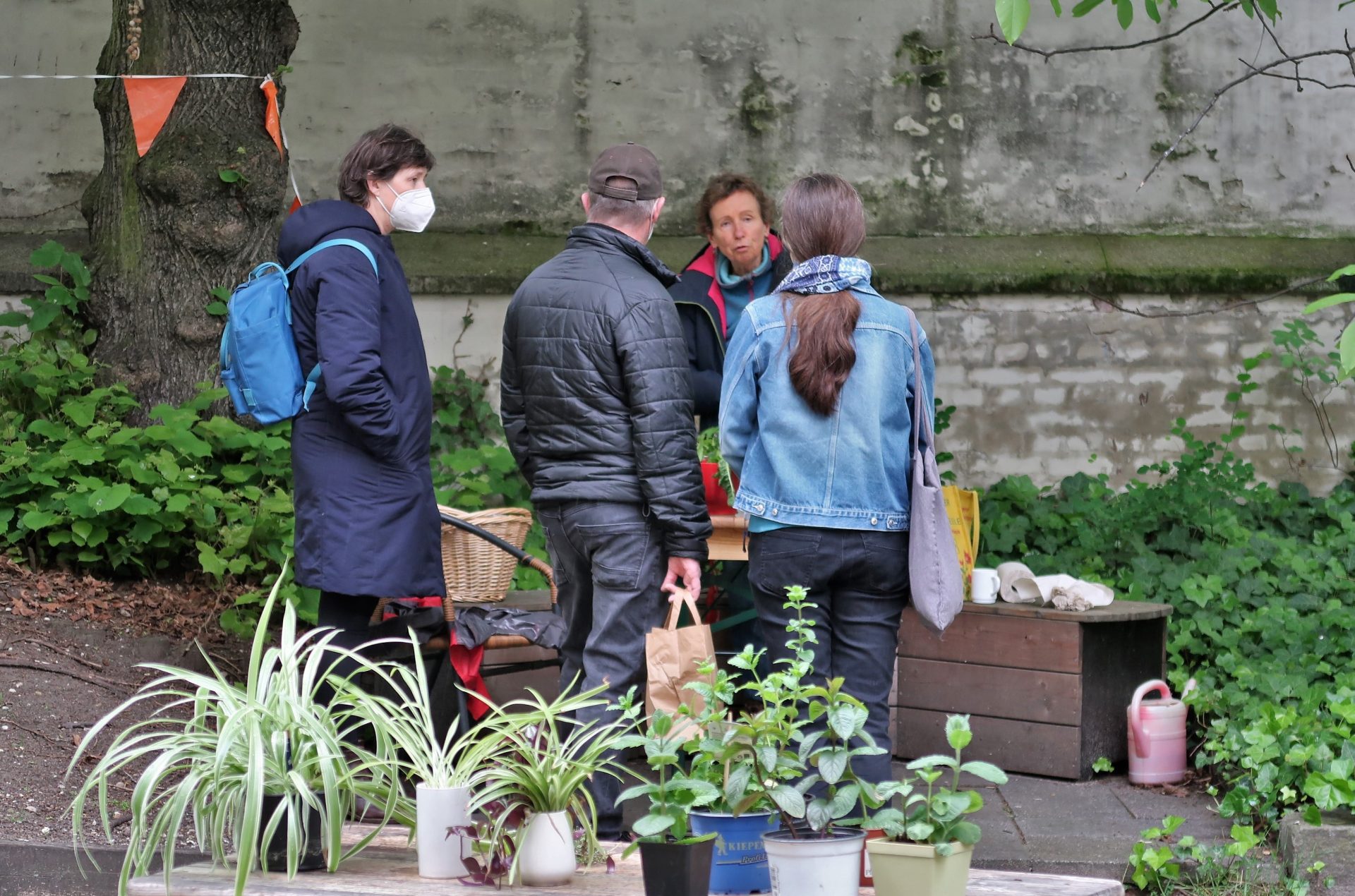 Petra Grünert und Besucher im Garten des Hauses auf der Pflanzen- und Saatgutbörse 2021 im Gespräch.