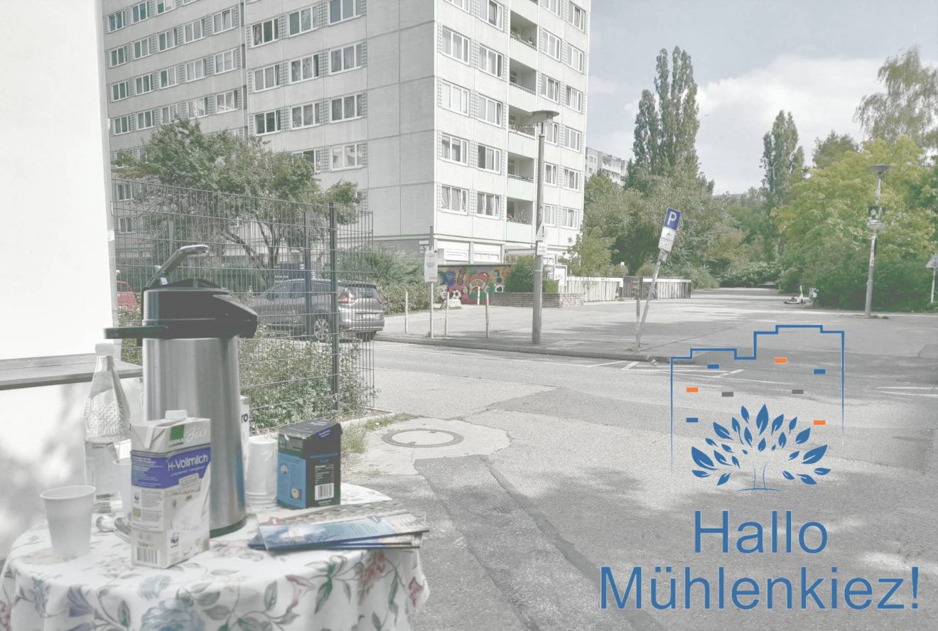 Kaffeekanne und Kaffeezubehör auf einem Stehtisch, im Hintergrund ein Plattenbau, rechts unten das Logo von "Hallo Mühlenkiez!"