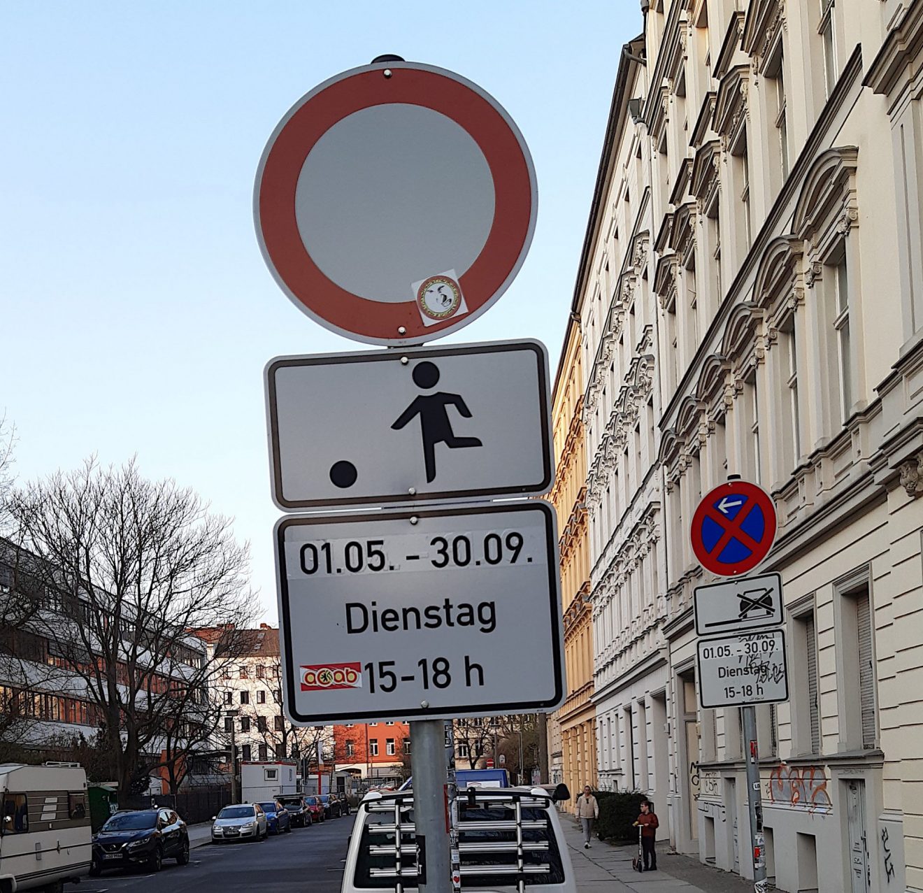 Verkehrsschild (Durchfahrt Verboten/Spielstraße) in der Templiner Straße mit den Zeiten für die Spielstraße, 1.5.-30.9., Dienstag, 15-18 Uhr.