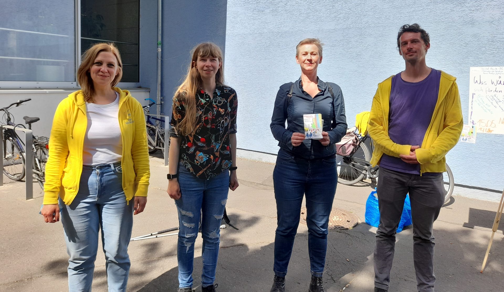 Das "Hallo Mühlenkiez!"-Team mit der Pankower Bezirksstadträtin für Soziales und Gesundheit, Dr. Cordelia Koch (Bü. 90/Grüne) am 3. Mai 2022 während eines Bordsteincafés im Mühlenkiez. 