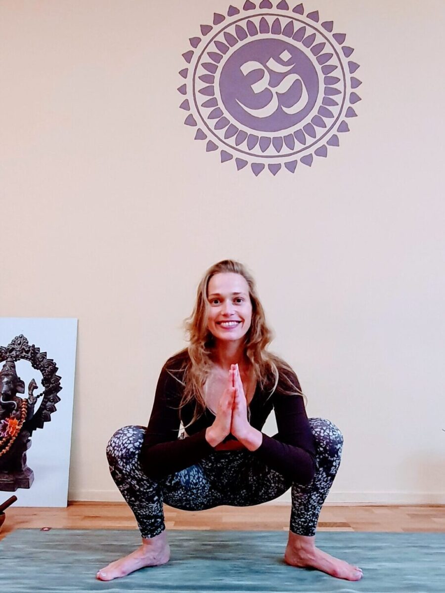 Yoga-Lehrerin Marie von Citizen2be in einer Yoga Pose.