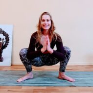 Yoga-Lehrerin Marie von Citizen2be in einer Yoga Pose.