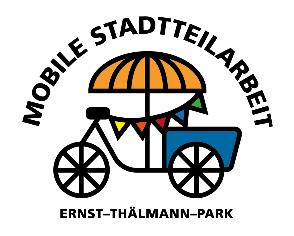 Logo der Mobilen Stadtteilarbeit. Es zeigt es Lastenfahrrad mit einem orangenen Schirm und bunte Wimpel. In Großbuchstaben steht der Schriftzug Mobile Stadtteilarbeit oben. Unten steht der Schriftzug Ernst-Thälmann-Park.