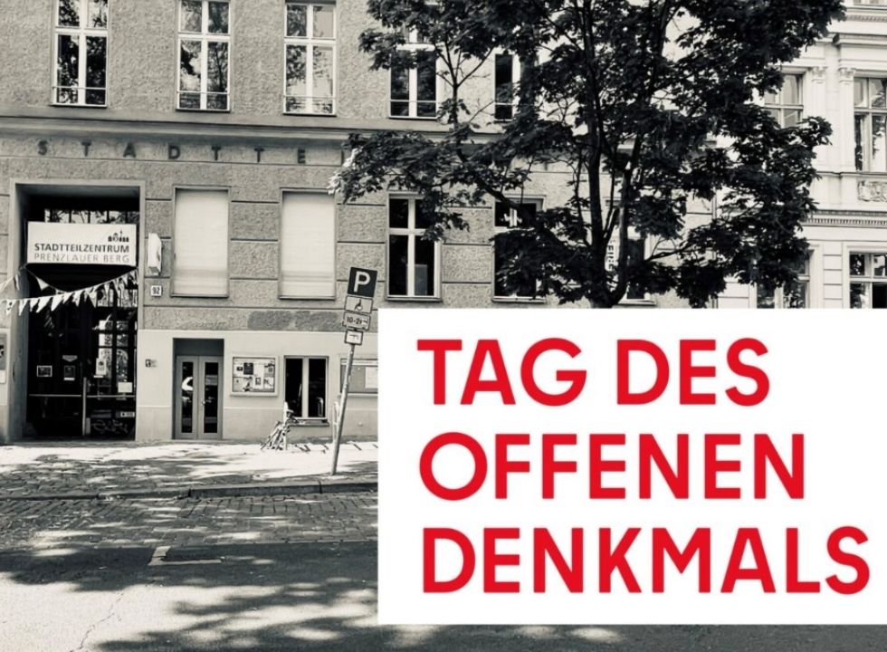 Das Foto zeigt eine Schwarz-weiß-Aufnahme der Hausfassade. Rechts unten steht auf weißém Utergrund "Tag des offfenen Denkmals"