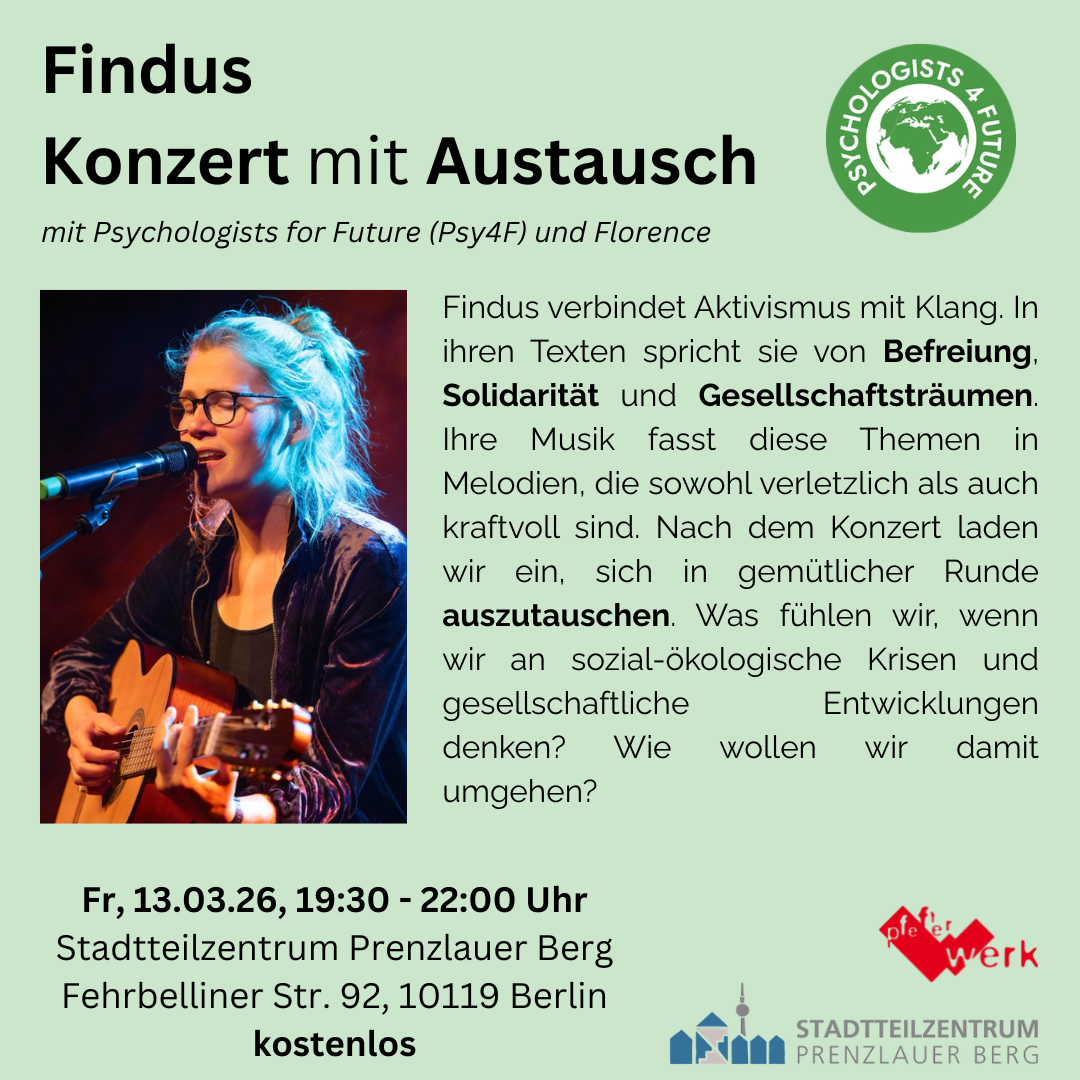 Der Flyer zeigt den Text aus der Website und ein Foto der Küntlerin: Eine Frau mit blonden Haaren und Brillen, die Gitarre spielt und in ein Mikrofon singt.