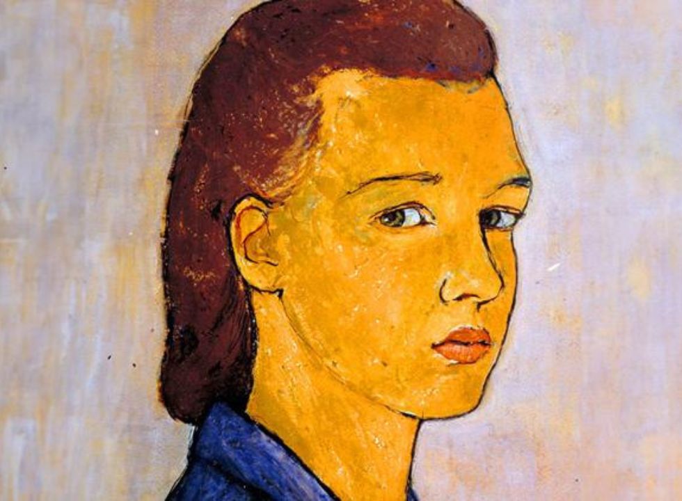 Das Bild zeigt ein gemalötes Porträt von Charlotte Salomon. Ein Halbprofil einer jungen Frau mit schulterlangen braunen Haaren und ernstem Blick.