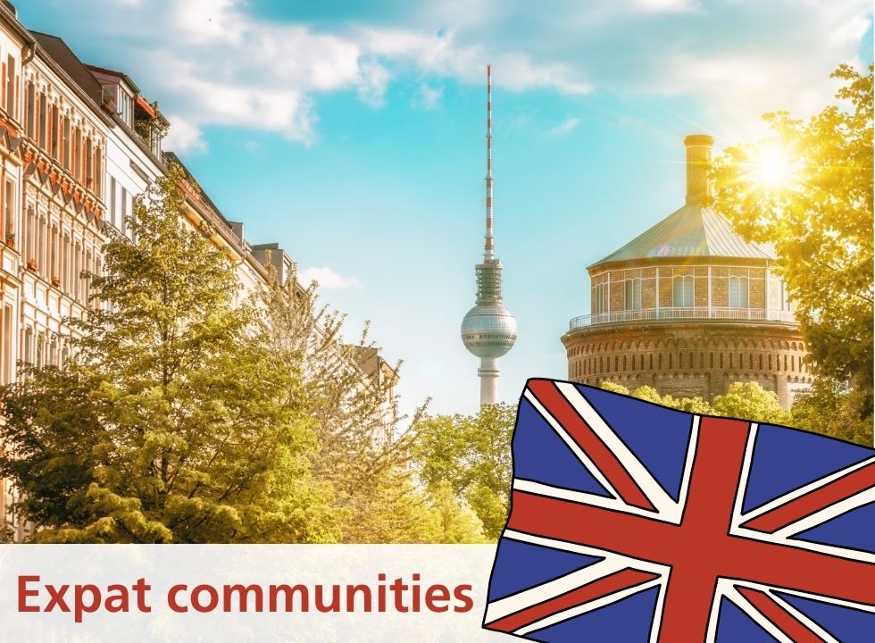 Sommerhimmel im Prenzlauer Berghh mit Blick auf den Wasser- und den Fernsehturm bei Sonnenuntergang