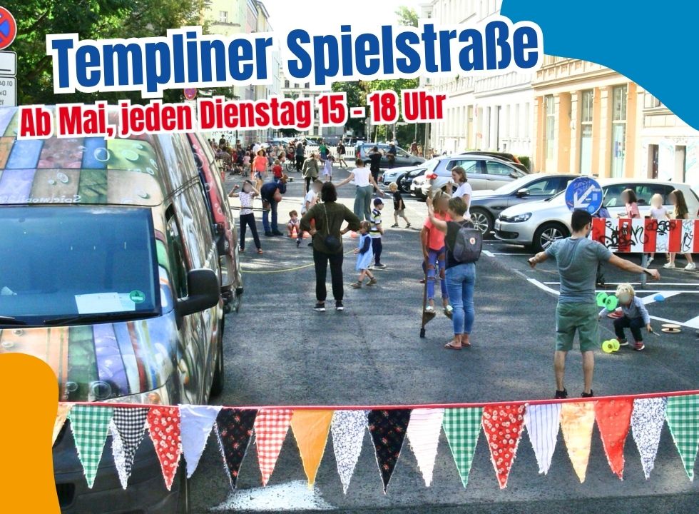 Ein Foto der Templiner Spielstraße mit dem Spielmobil und spielenden Kindern, die durch eine bunte Girlande vom Rest der Straße abgetrennt sind.